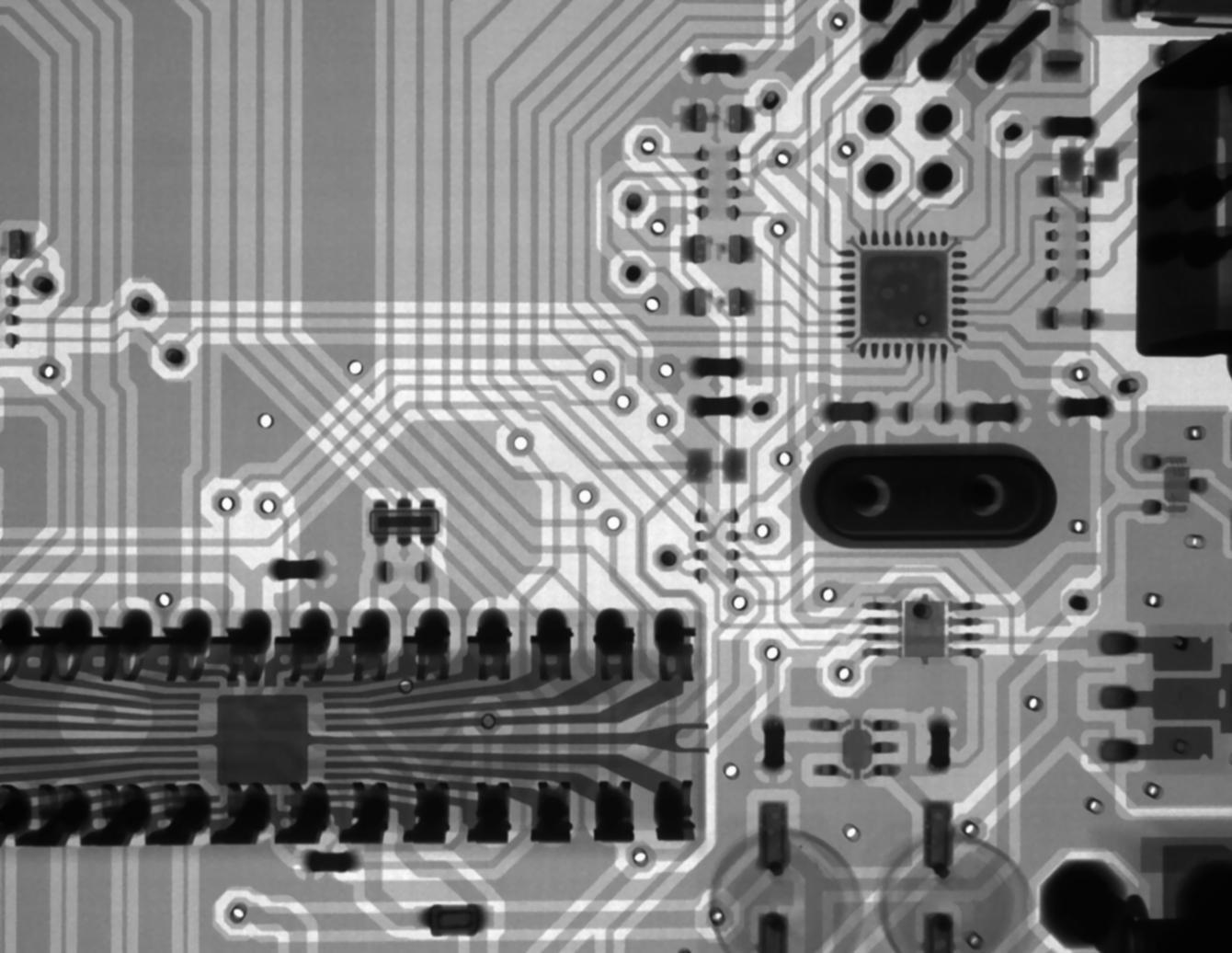 Studenti che lavorano su progetti di computer vision con schermi che mostrano algoritmi di riconoscimento oggetti